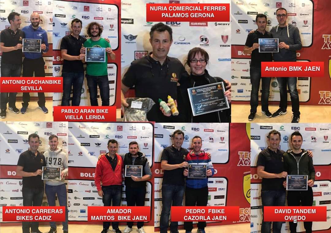 Alumnos TechBikeAcademy con diplomas